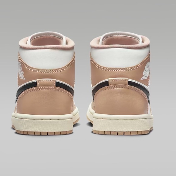 Women’s Air Jordan Mid size 6.5 - Picture 2 of 9